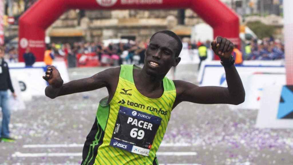 El atleta keniano Jonah Kipkemo a su llegada a la meta / EFE