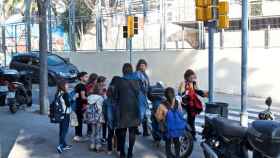 Una niña espera a que el nuevo semáforo de la calle Farigola se ponga rojo / XFDC