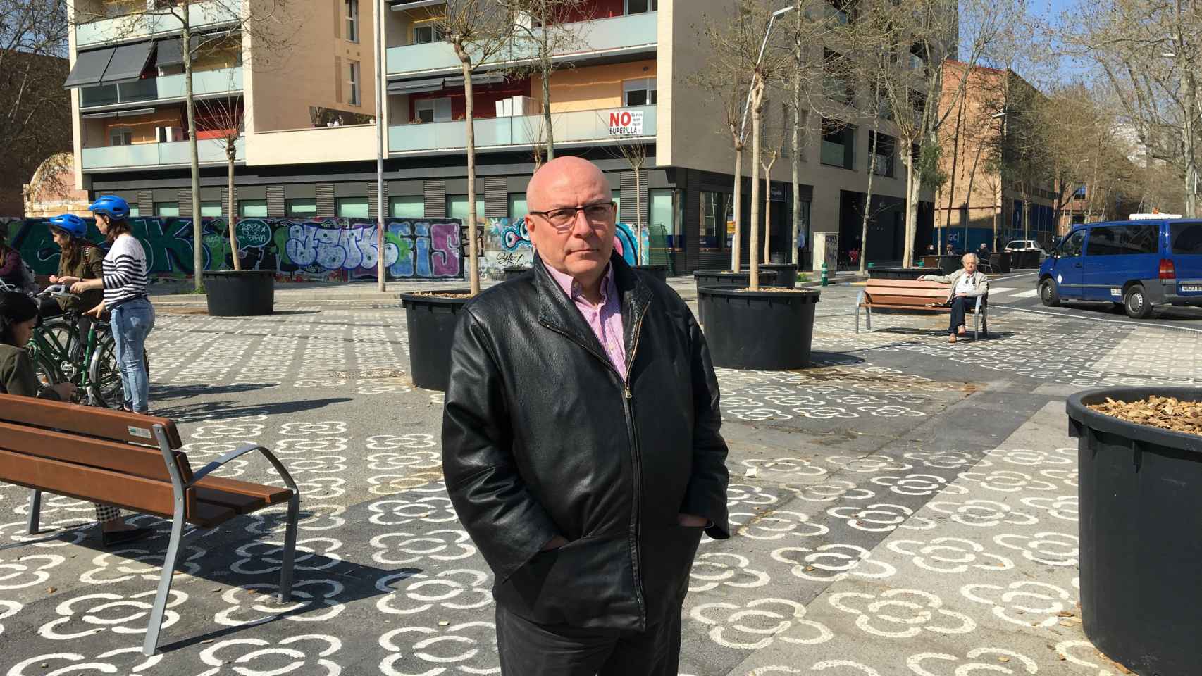 Jordi Campins en medio de una illa del Poblenou / P. A.