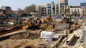 Solar donde se están construyendo los dos hoteles delante de la calle Llull / QUIQUE GARCÍA - EFE