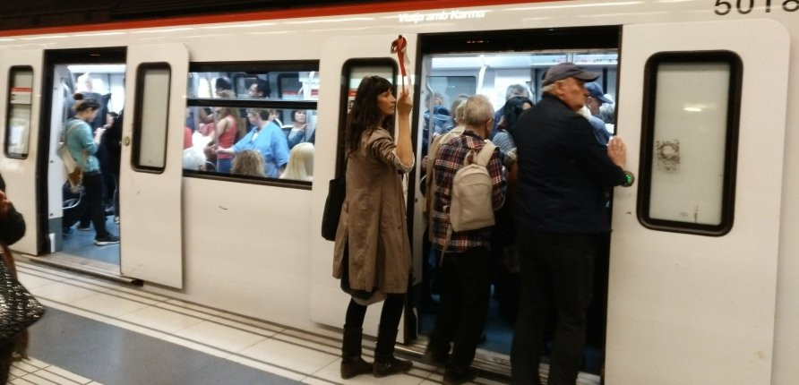 Grupo de turistas en el metro / P. A.