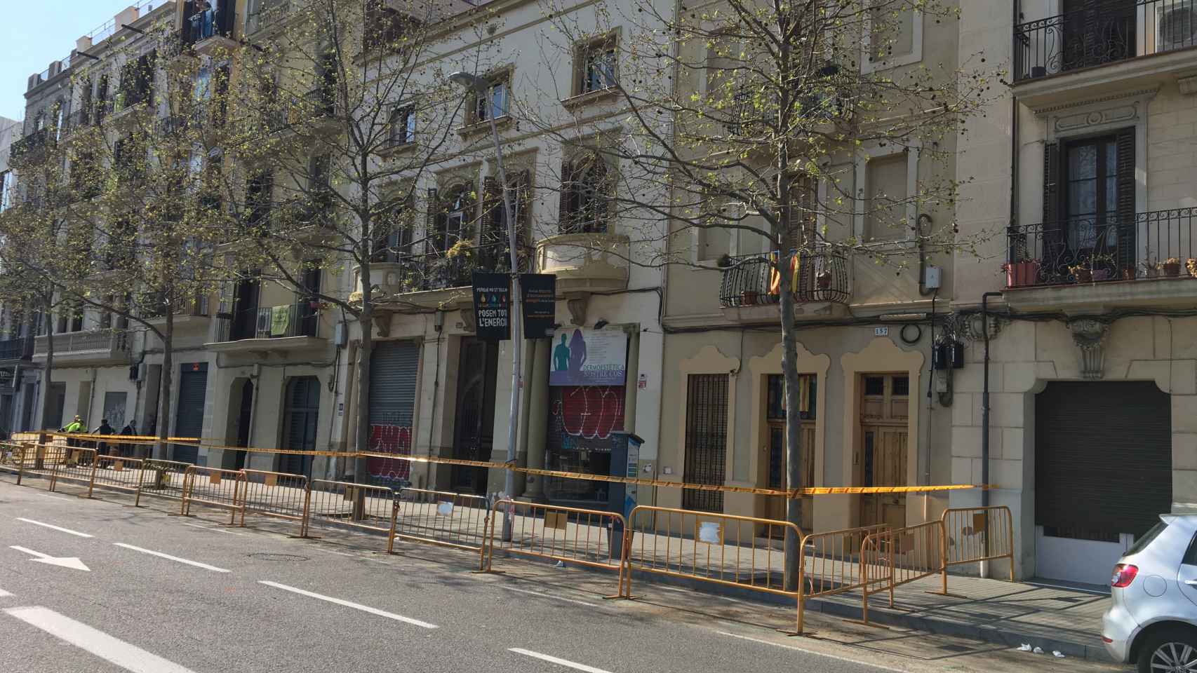 Fachada de los edificios desalojados de la calle Llull de Barcelona / PABLO ALEGRE