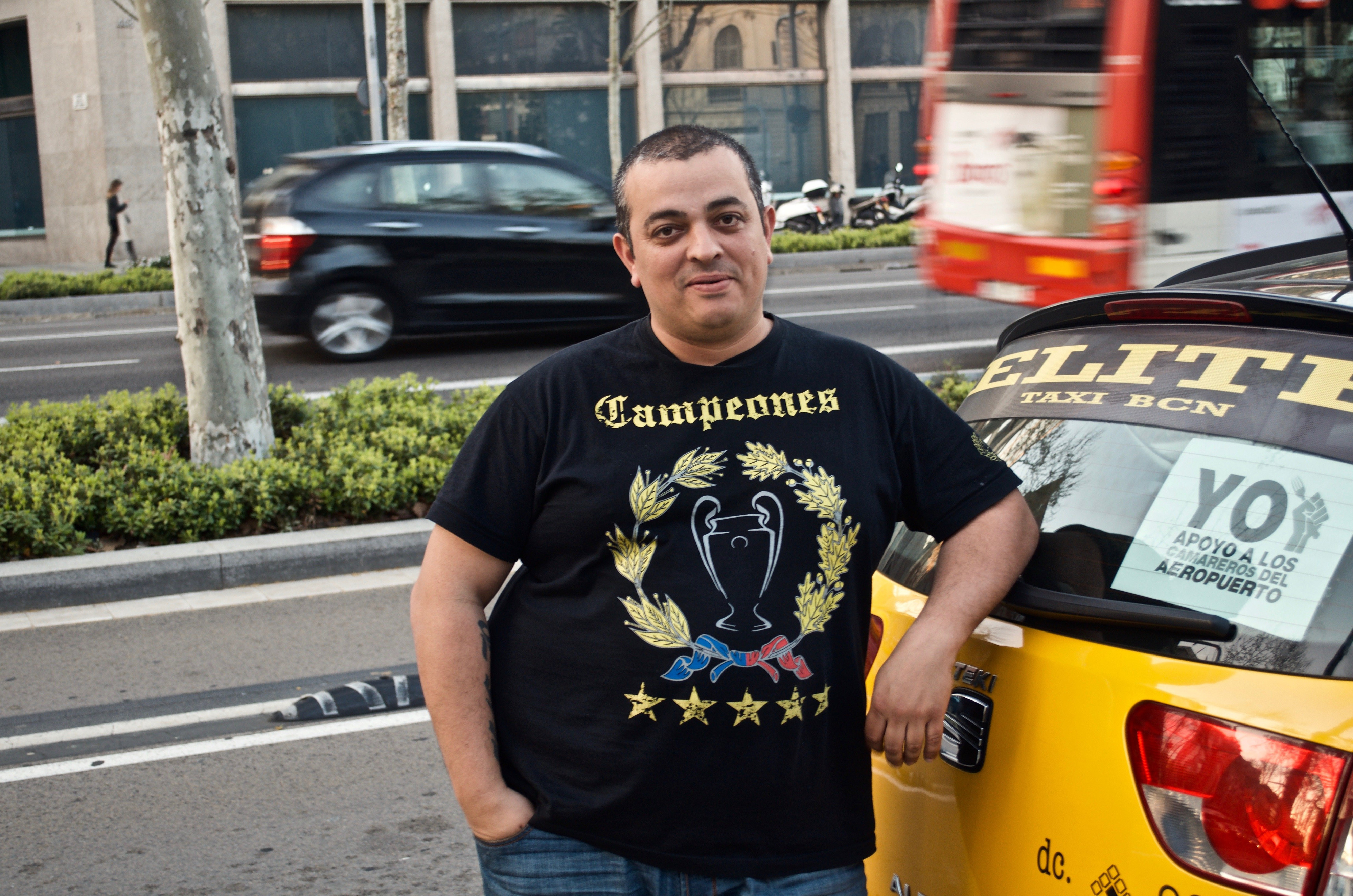 'Tito' Álvarez junto a su taxi en el centro de Barcelona / XFDC