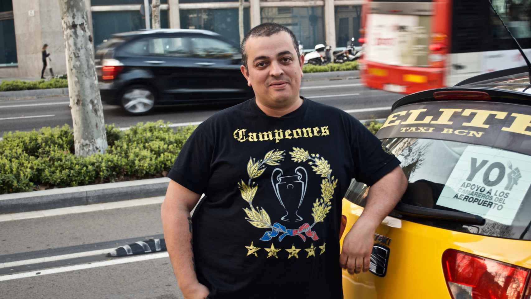 'Tito' Álvarez junto a su taxi en el centro de Barcelona / XFDC