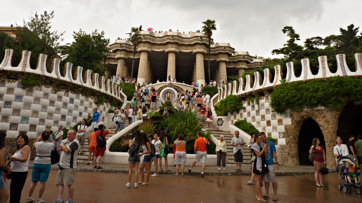 Turistas en el Parc Güell / TUROL JONES