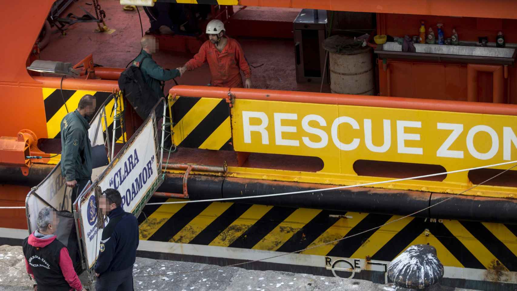 Efectivos de la Guardia Civil embarcan en un buque de Salvamento Marítimo / EFE/Quique García