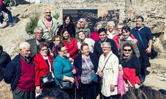 Varios antiguos vecinos de 'Los Cañones' posan junto a la placa / AJUNTAMENT DE BARCELONA