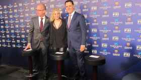 Shakira en la sala de prensa del Camp Nou, junto a Jordi Cardoner y Xavier Bertolín / EUROPA PRESS