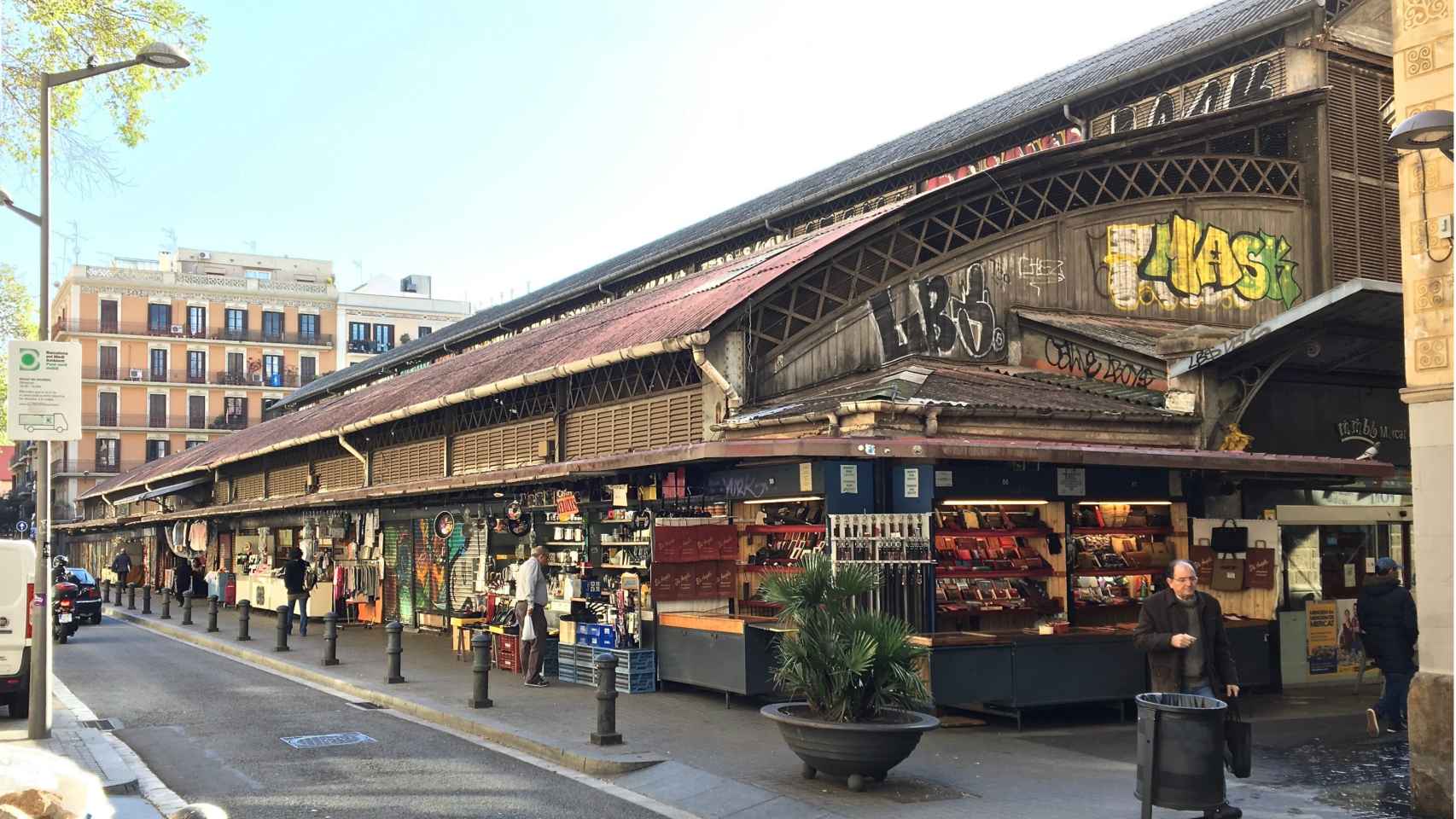 Exterior del mercado de la Abaceria Central, en la Travessera de Gràcia / XFDC