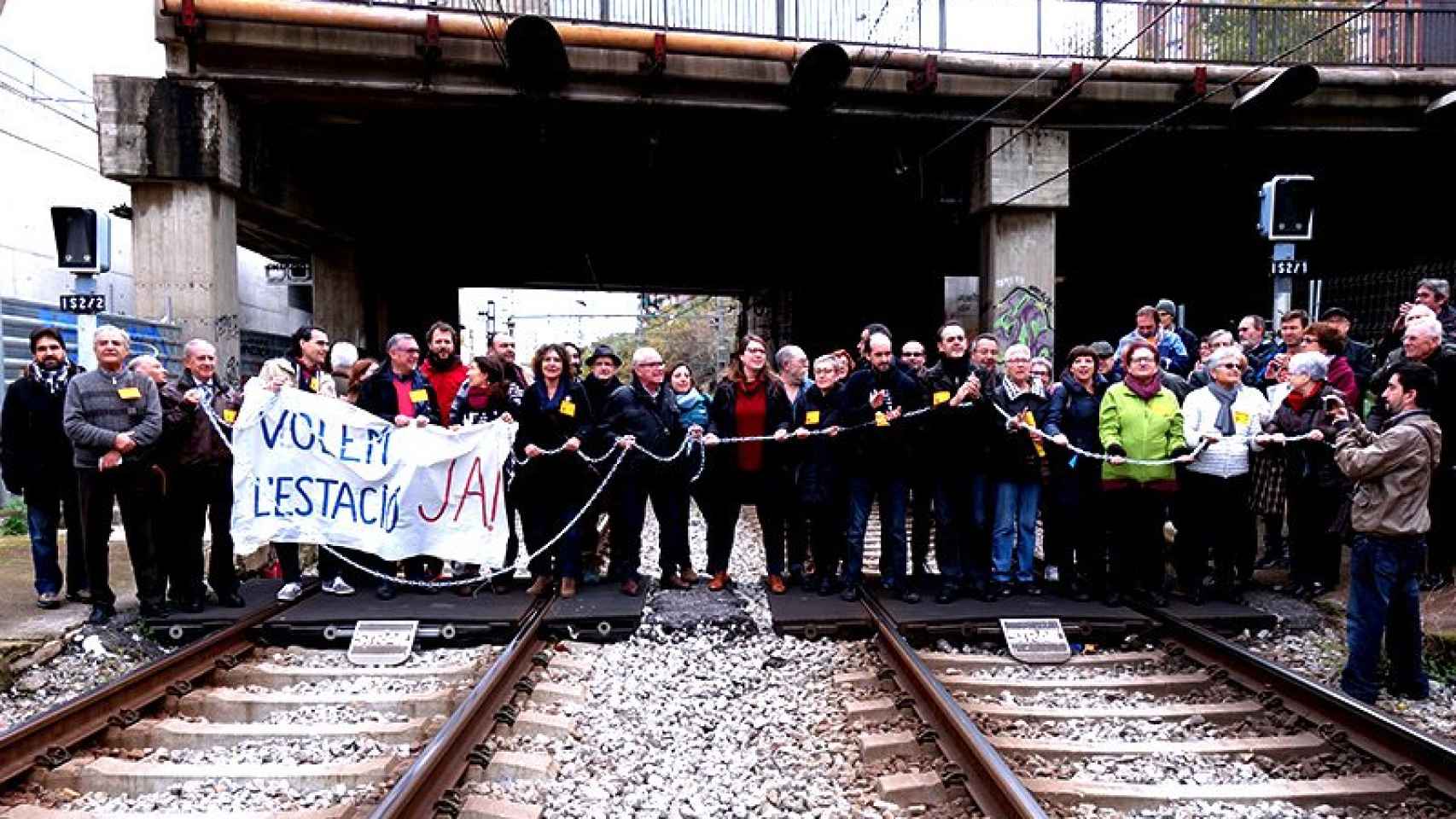 Encadenada en la estación de Sant Andreu Comtal, el pasado diciembre / DGM