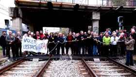 Encadenada en la estación de Sant Andreu Comtal, el pasado diciembre / DGM