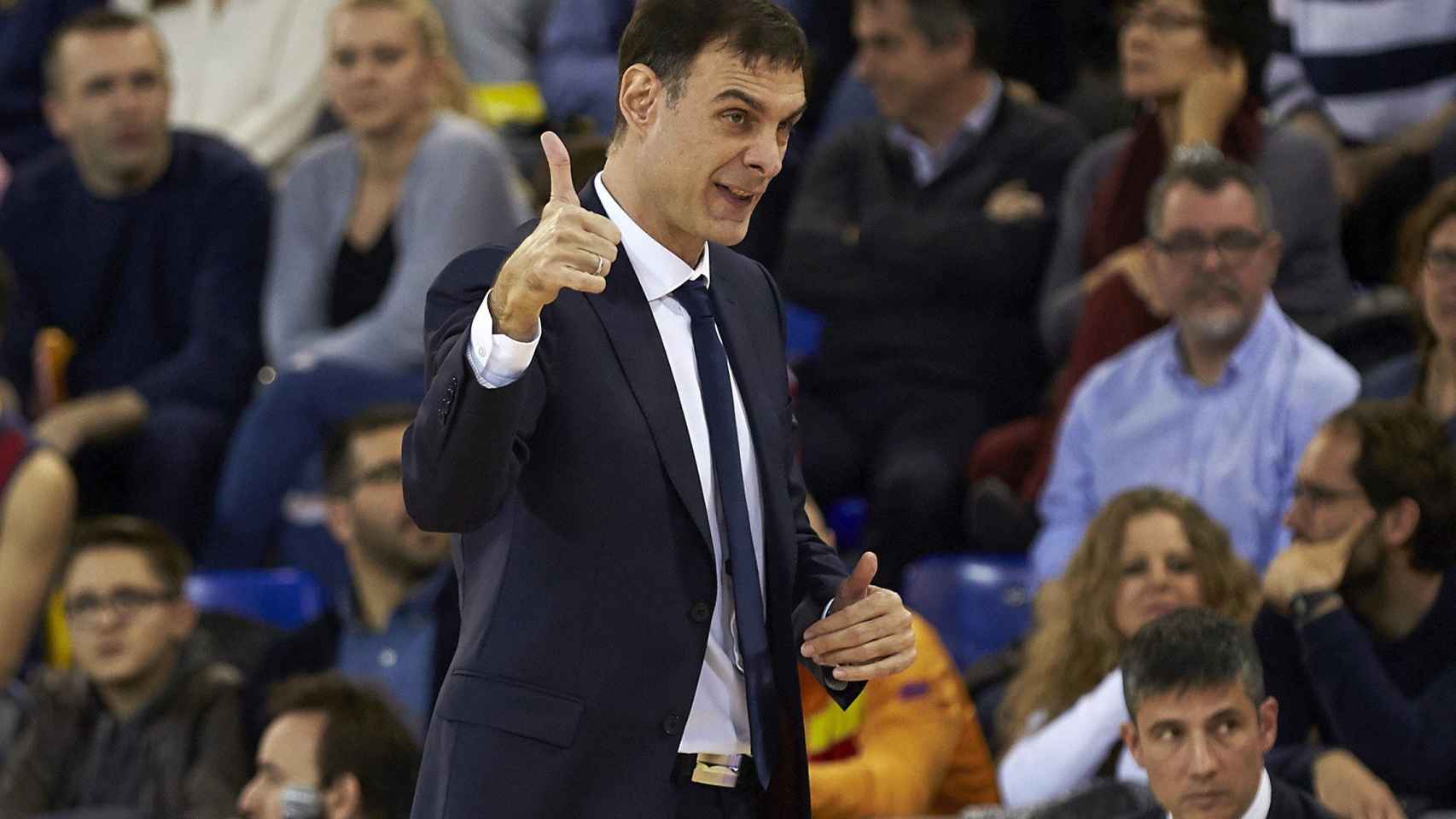 Georgios Bartzokas durante un partido de Euroliga en el Palau Blaugrana. EFE/Alejandro García