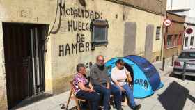 Claudio, junto a Pepa y Encarna, delante del edificio expropiado de Rosalia 91 / P. A.