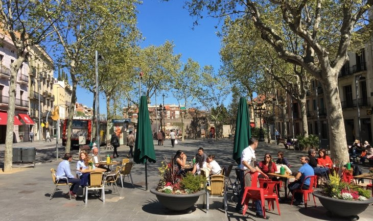 Vista de la plaza Sarrià desde la escalinata de la iglesia de Sant Vicenç / XFDC