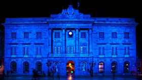 La fachada del Ayuntamiento de Barcelona se ha teñido de azul para dar visibilidad al autismo / Conéctate al Azul