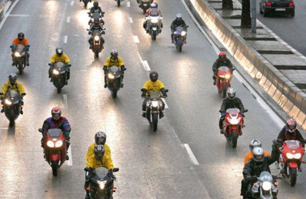 Unos 400 motoristas circulan por Barcelona para exigir mayor seguridad / EFE