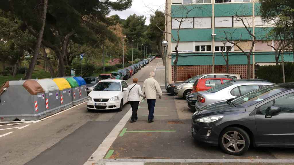 Dos vecinos subiendo por el carrer de Joan Sales / P. A.