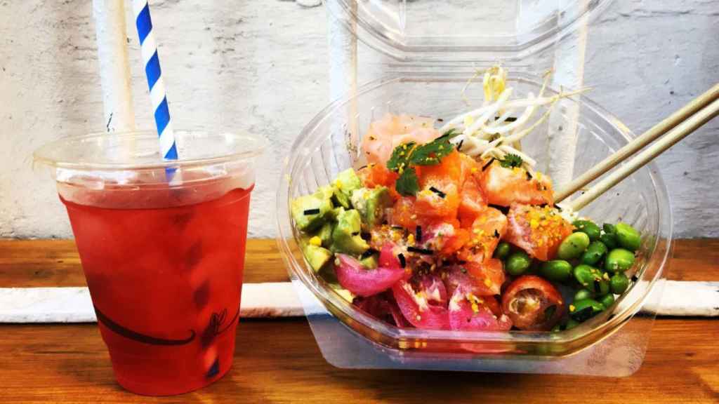 Poke y refresco para llevar del restaurante Poke Maoli