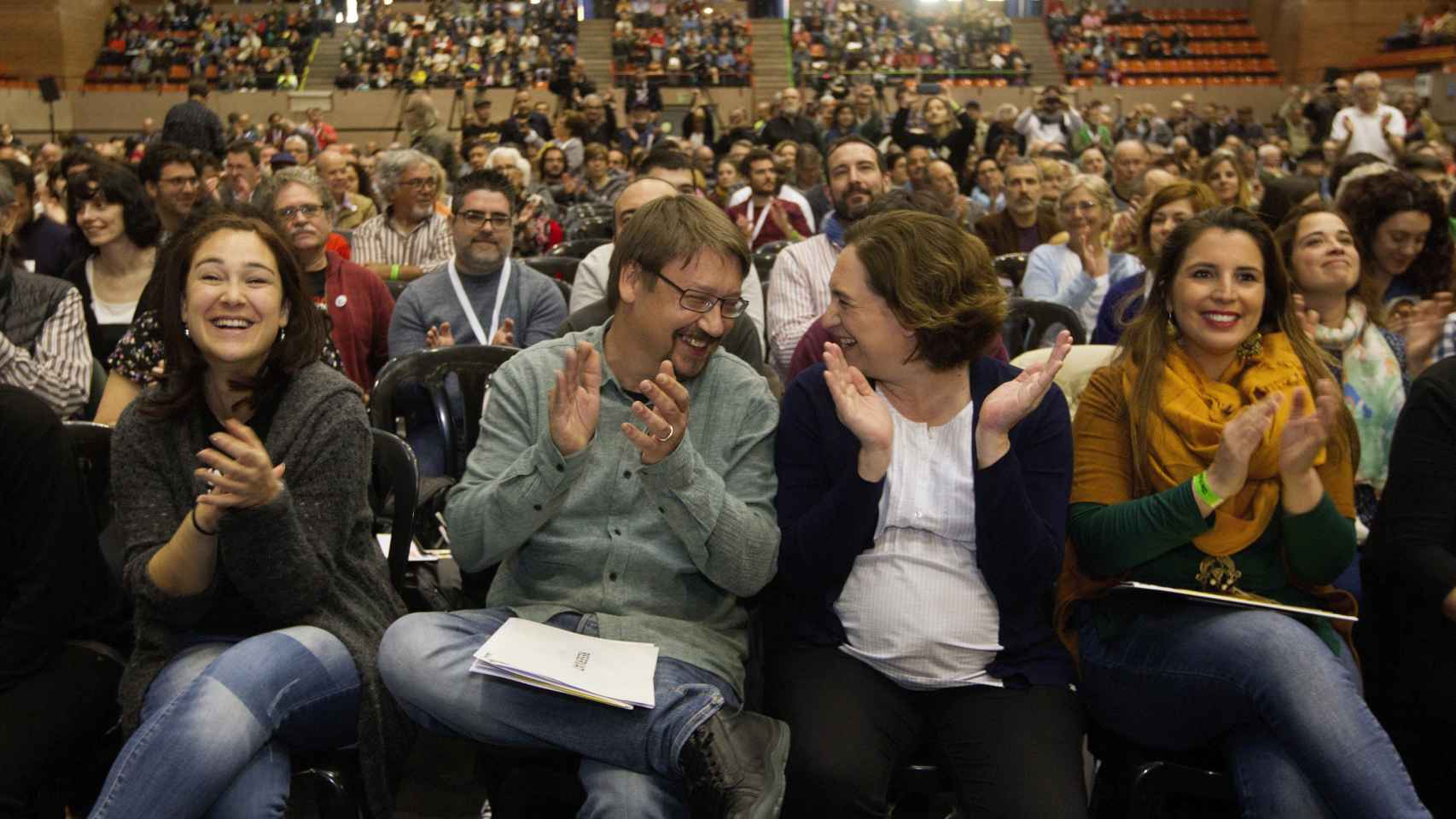 La alcaldesa de Barcelona, Ada Colau, junto al líder de Catalunya en Comú, Xavier Domènech, en la asamblea fundacional de su nuevo partido / EFE - Marta Pérez