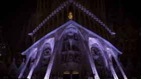 Fachada de la Pasión de la Sagrada Familia, iluminada por Semana Santa