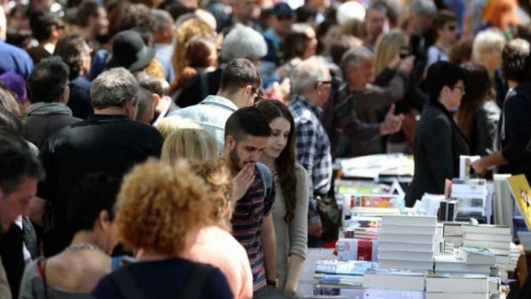 La Rambla durante la diada de Sant Jordi en 2017 / EFE