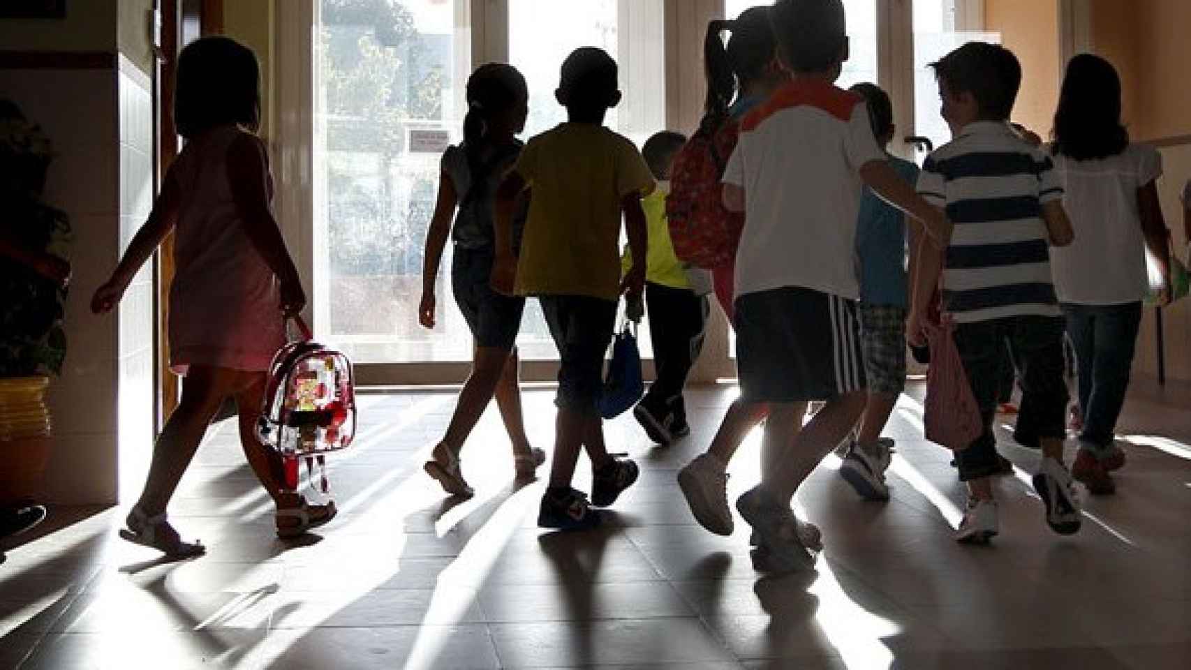 Niños entrando en una escuela / EFE