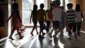 Niños entrando en una escuela / EFE