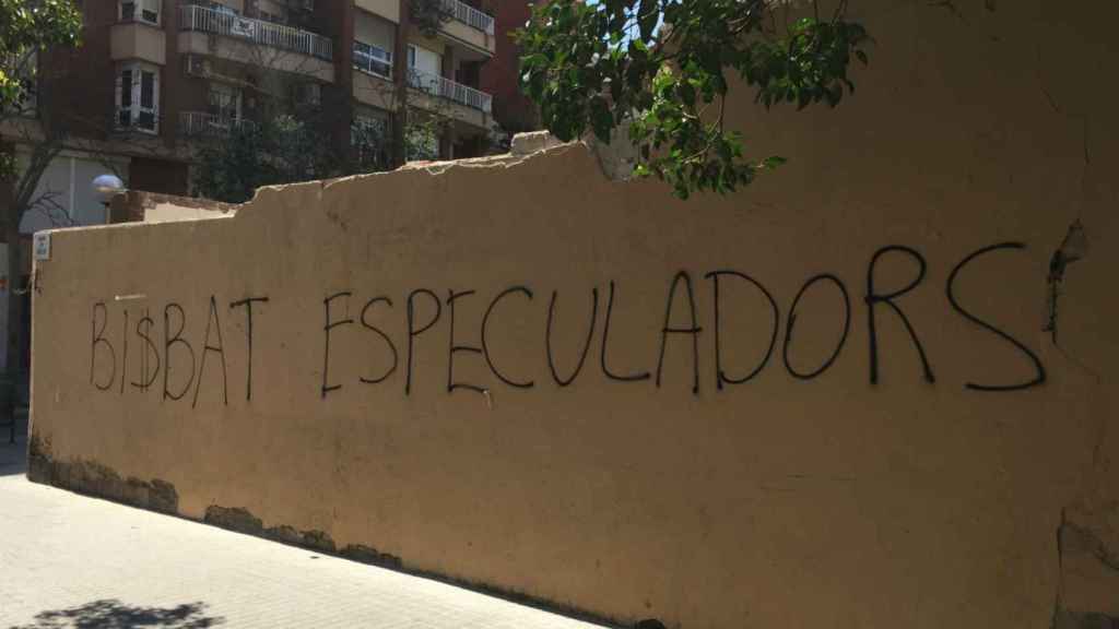 Pintadas en un muro del barrio de Les Corts