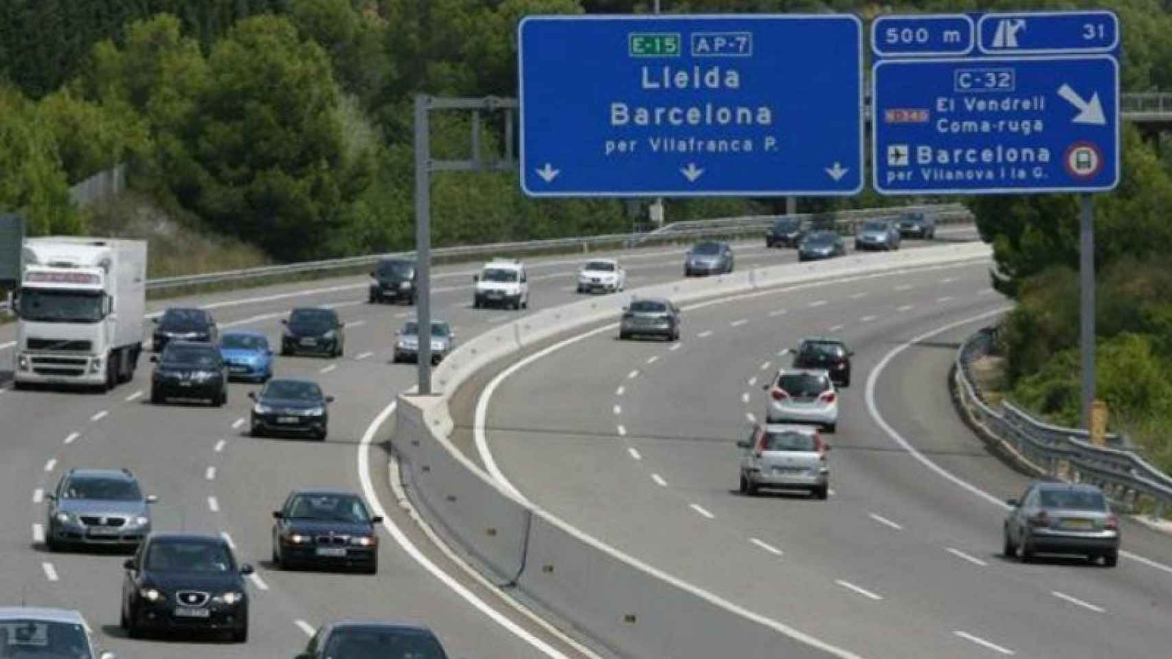 Vehículos abandonando Barcelona por la AP7