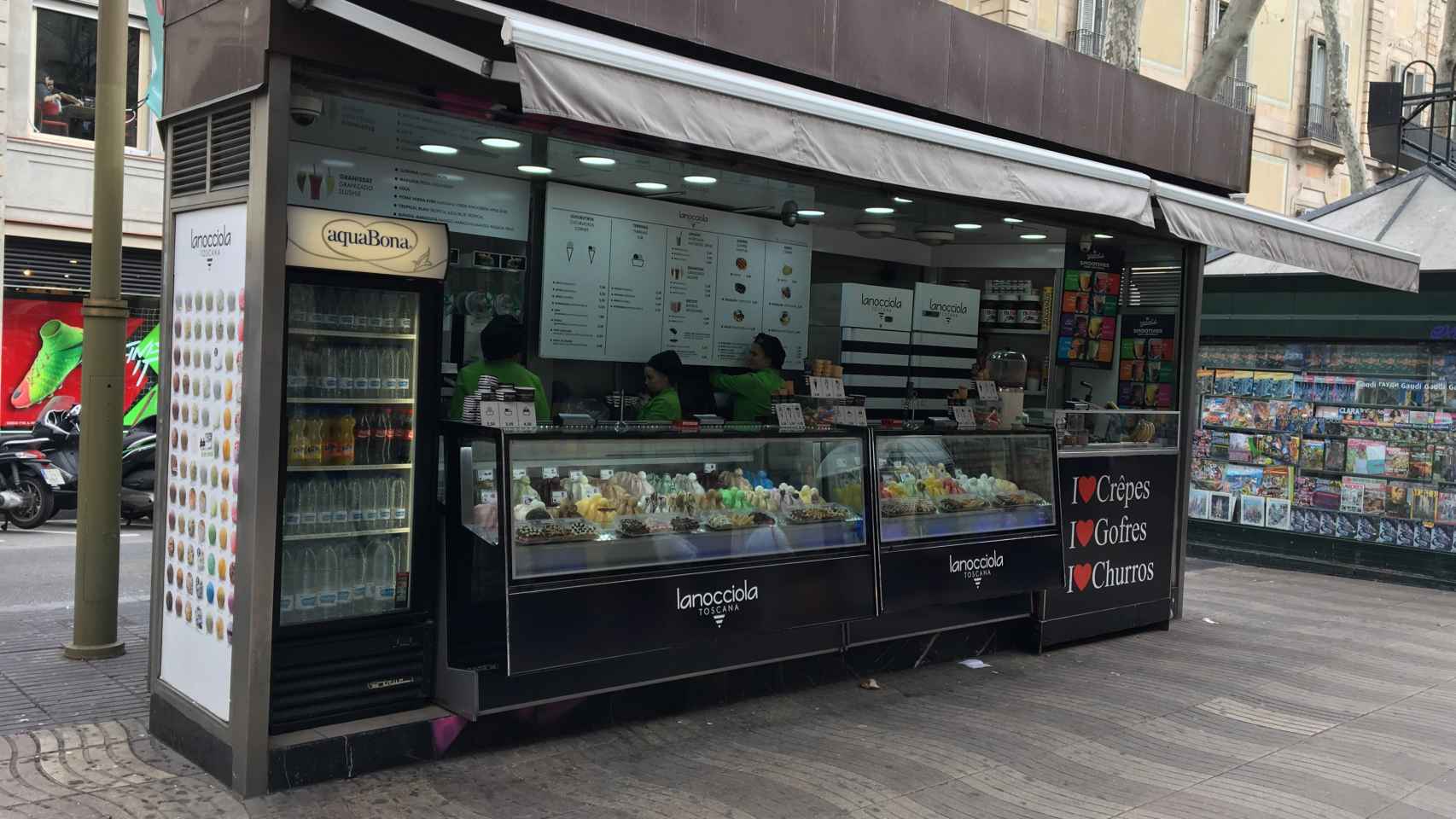 Mujeres trabajando en un puesto de crepes y helados de la Rambla / P. A.