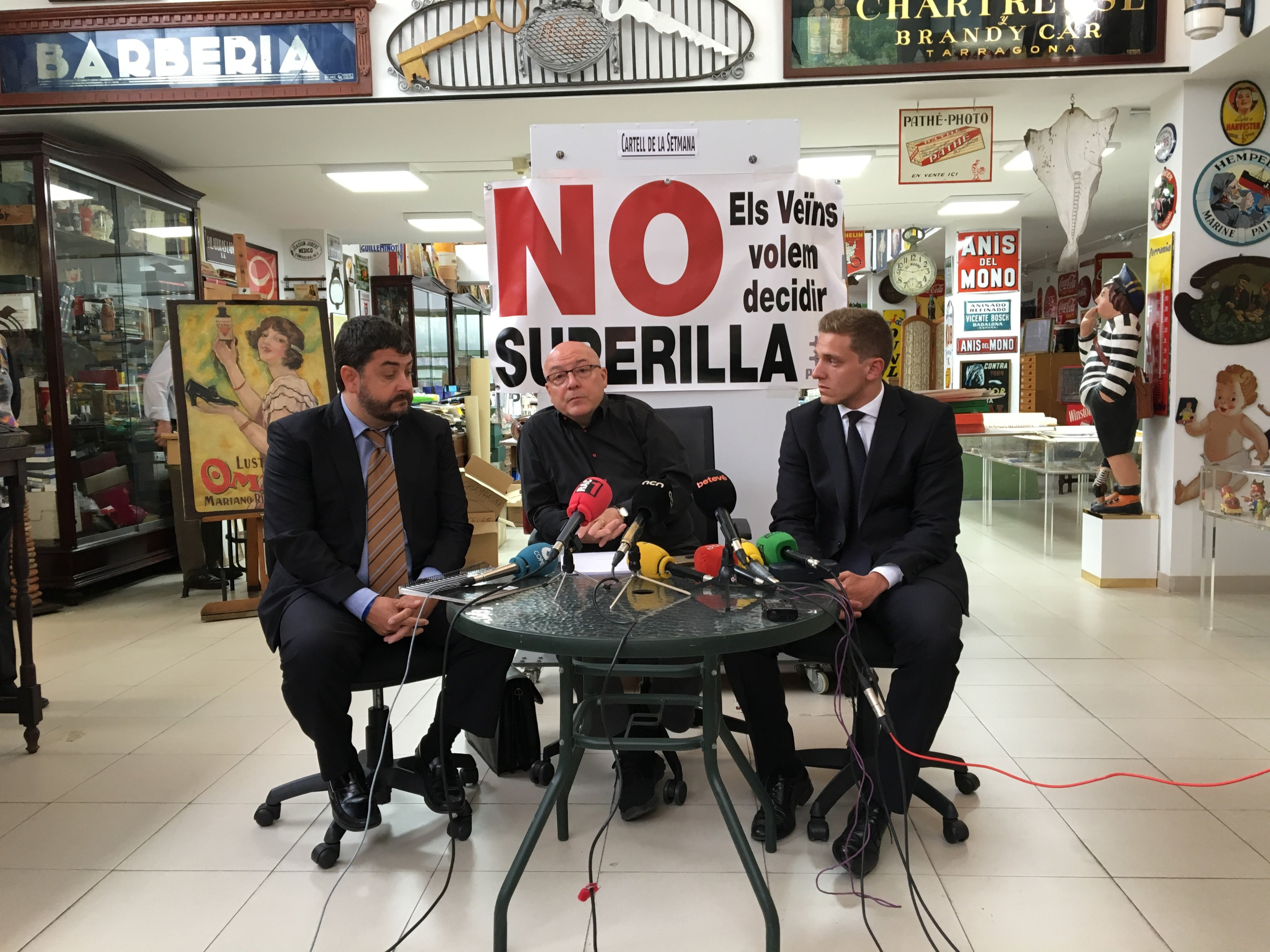 Vosseler, junto a Jordi Campins (centro), líder de la Plataforma d'Afectats per la Superilla del Poblenou / ARCHIVO