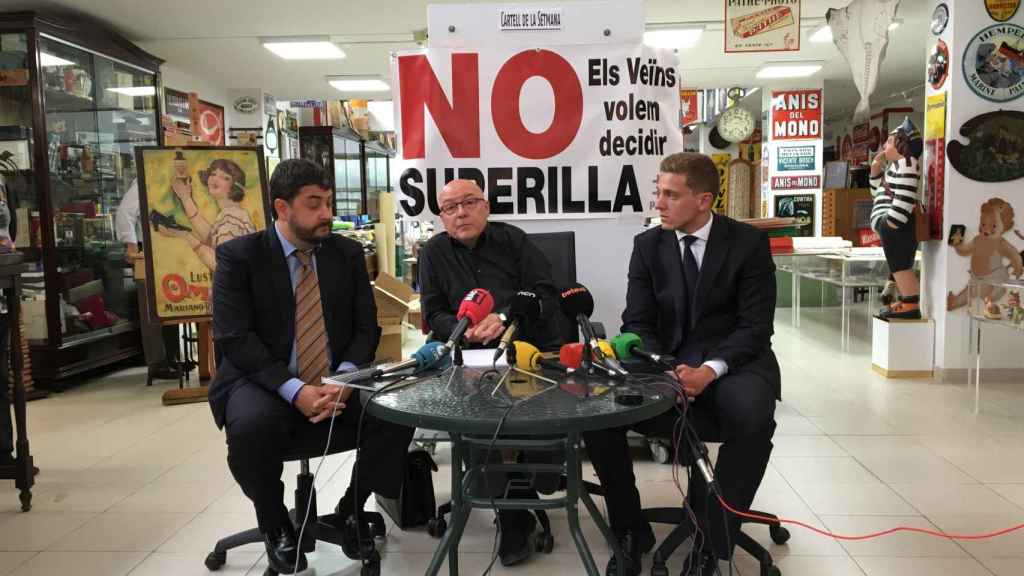 Rueda de prensa de la Plataforma d'Afectats per la Superilla del Poblenou. En el centro el portavoz, Jordi Campins, y a los lados los abogados Daniel Vosseler y Xavier Peguero