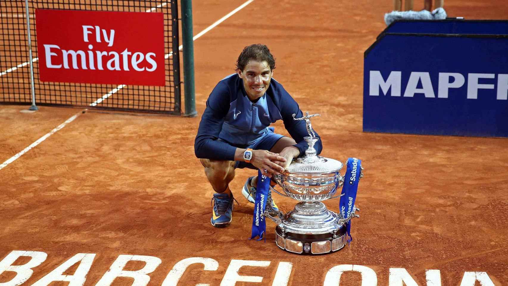 Rafa Nadal con el trofeo de campeón del Conde de Godó de 2016 / EFE