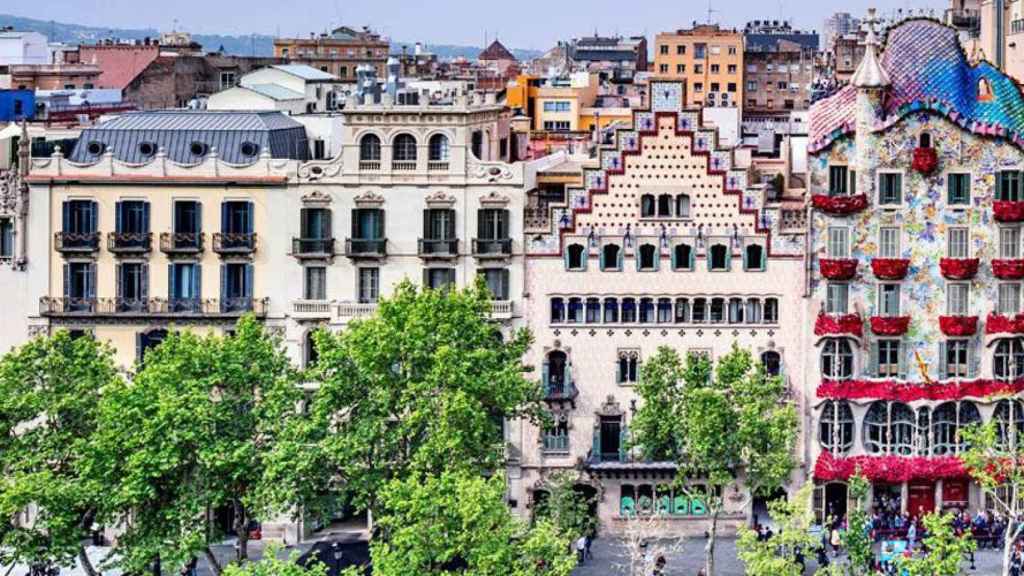 Exterior de la Casa Batlló decorada con motivo de Sant Jordi / Facebook Casa Batlló