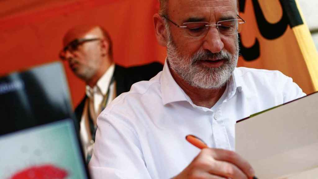 El poeta, narrador y ensayista Fernando Aramburu, durante la firma de libros en la diada de Sant Jordi/ EFE/Quique García