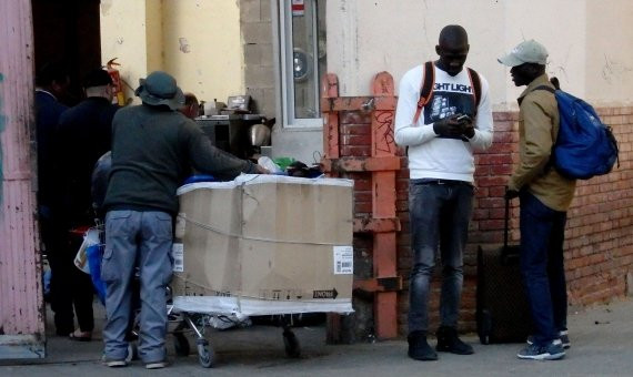 Recolectores de chatarra haciendo cola en un almacén para vender su cargamento / D.B.