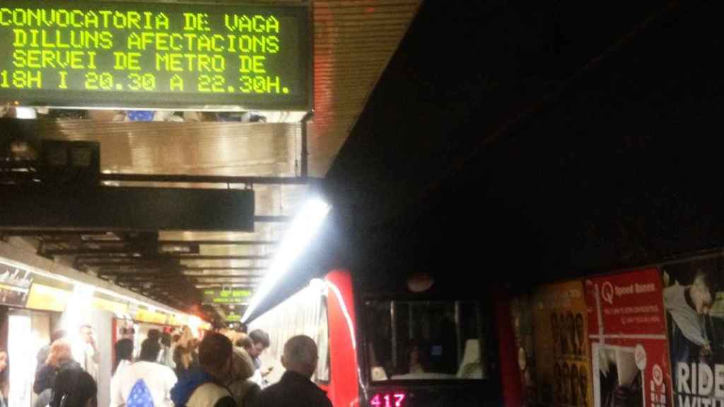 Pasajeros esperando al metro / M.S.