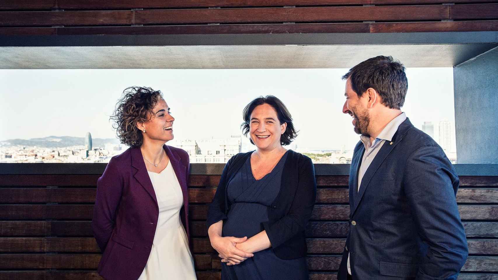 Ada Colau, junto a Dolors Montserrat y Antoni Comín, en una de sus últimas apariciones antes de dar a luz / AJUNTAMENT DE BARCELONA