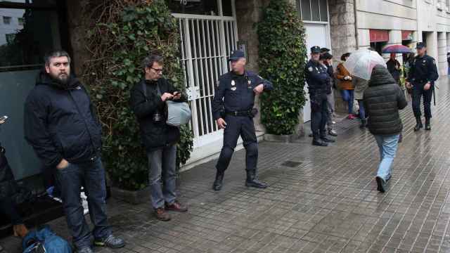 La entrada del edificio donde se encuentra la vivienda del expresidente / EFE