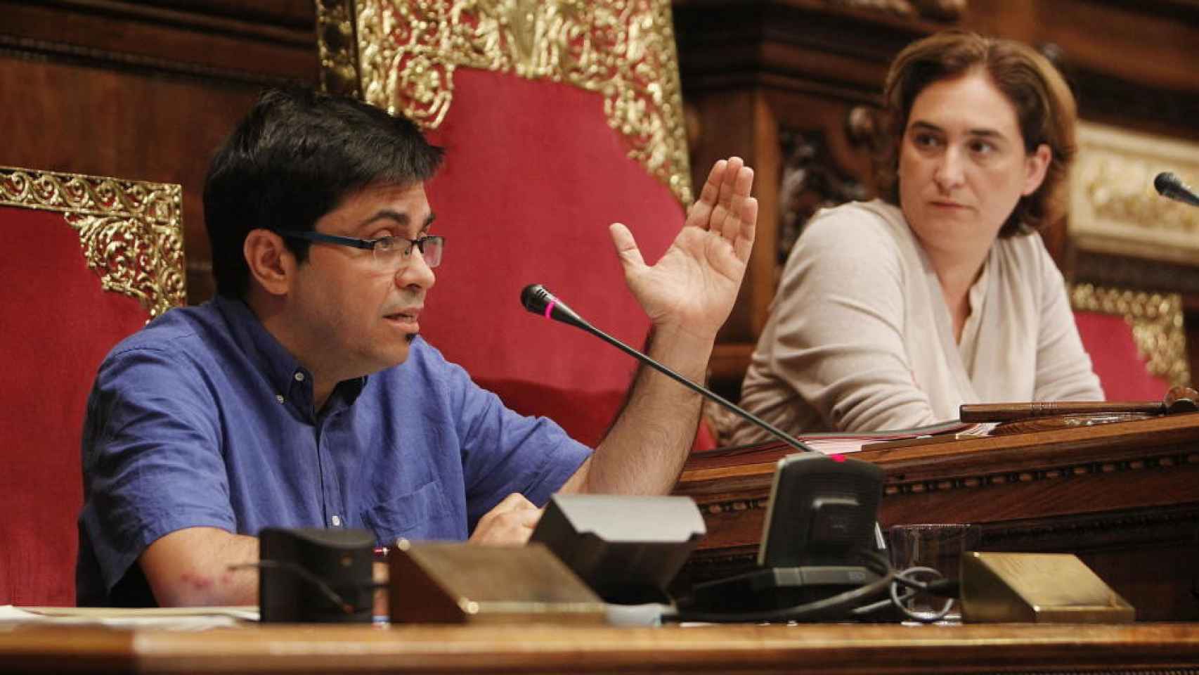 Gerardo Pisarello interviene en un pleno bajo la mirada de su compañera Ada Colau / EFE