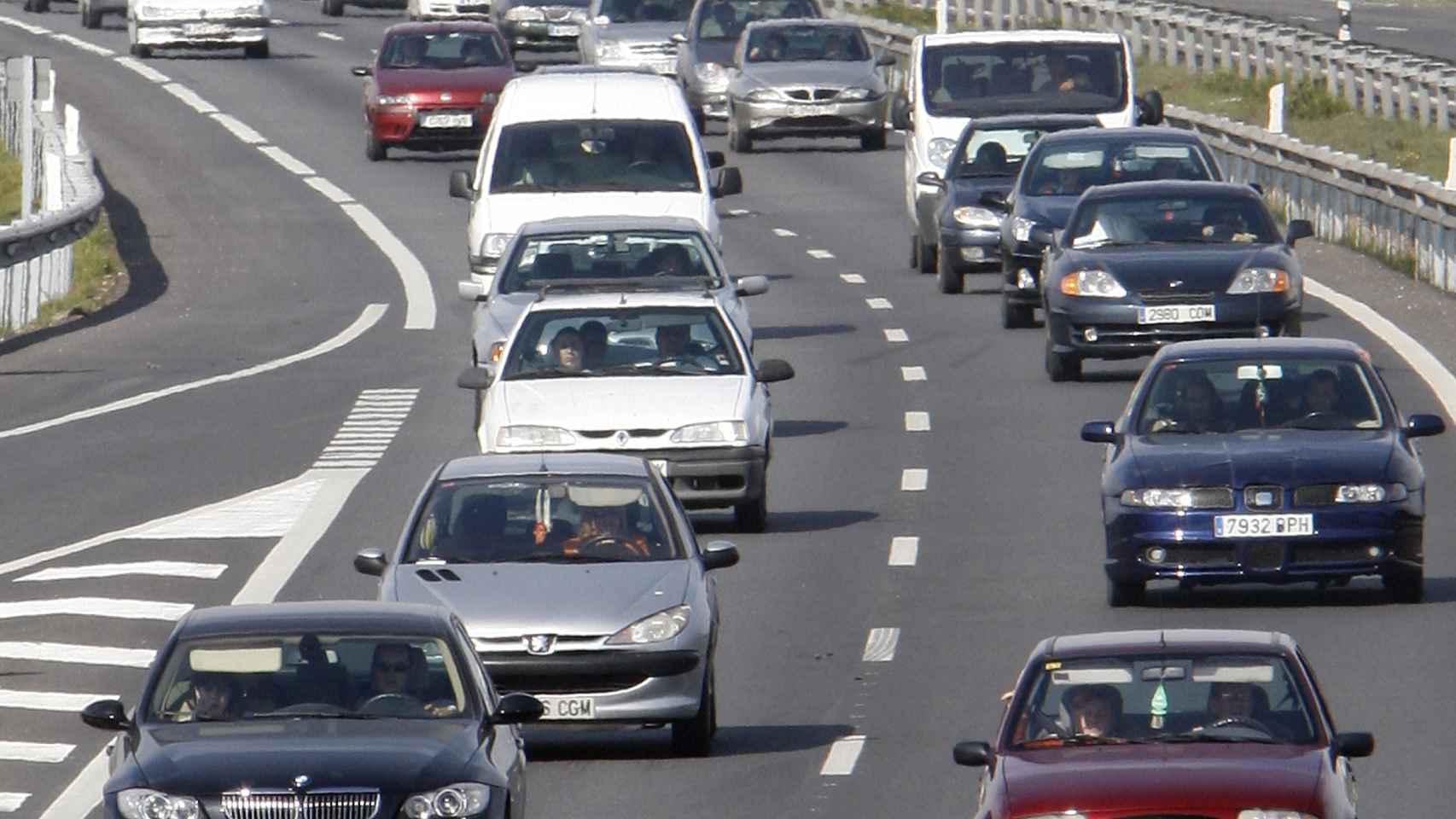 La operación salida ha registrado varios kilómetros de colas en dirección a la Costa Daurada / EFE