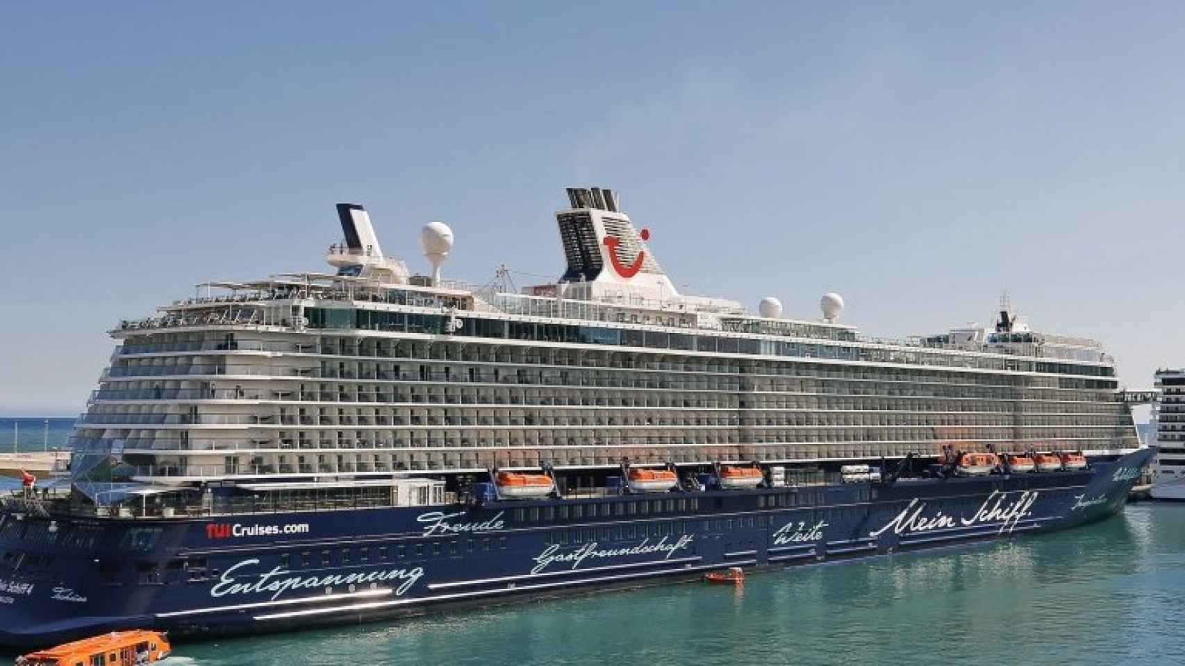 Varios cruceros atracados en el Puerto de Barcelona / PORT DE BARCELONA