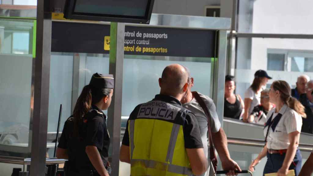 Control policial en el aeropuerto