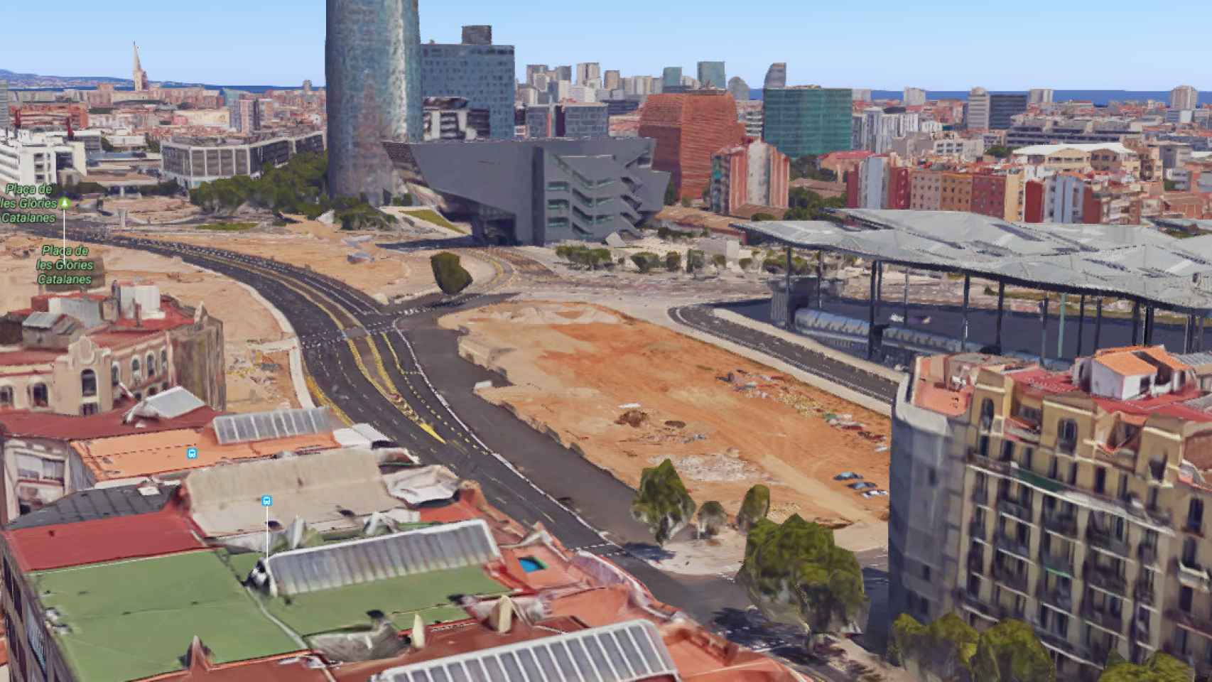 El solar que se destinará a la edificación de las dos fincas es el situado justo detrás del Mercat dels Encants / GOOGLE MAPS