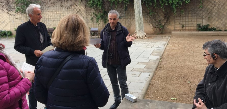 El musicólogo Xavier Chavarria, durante un momento de la ruta operística por Sarrià / XFDC