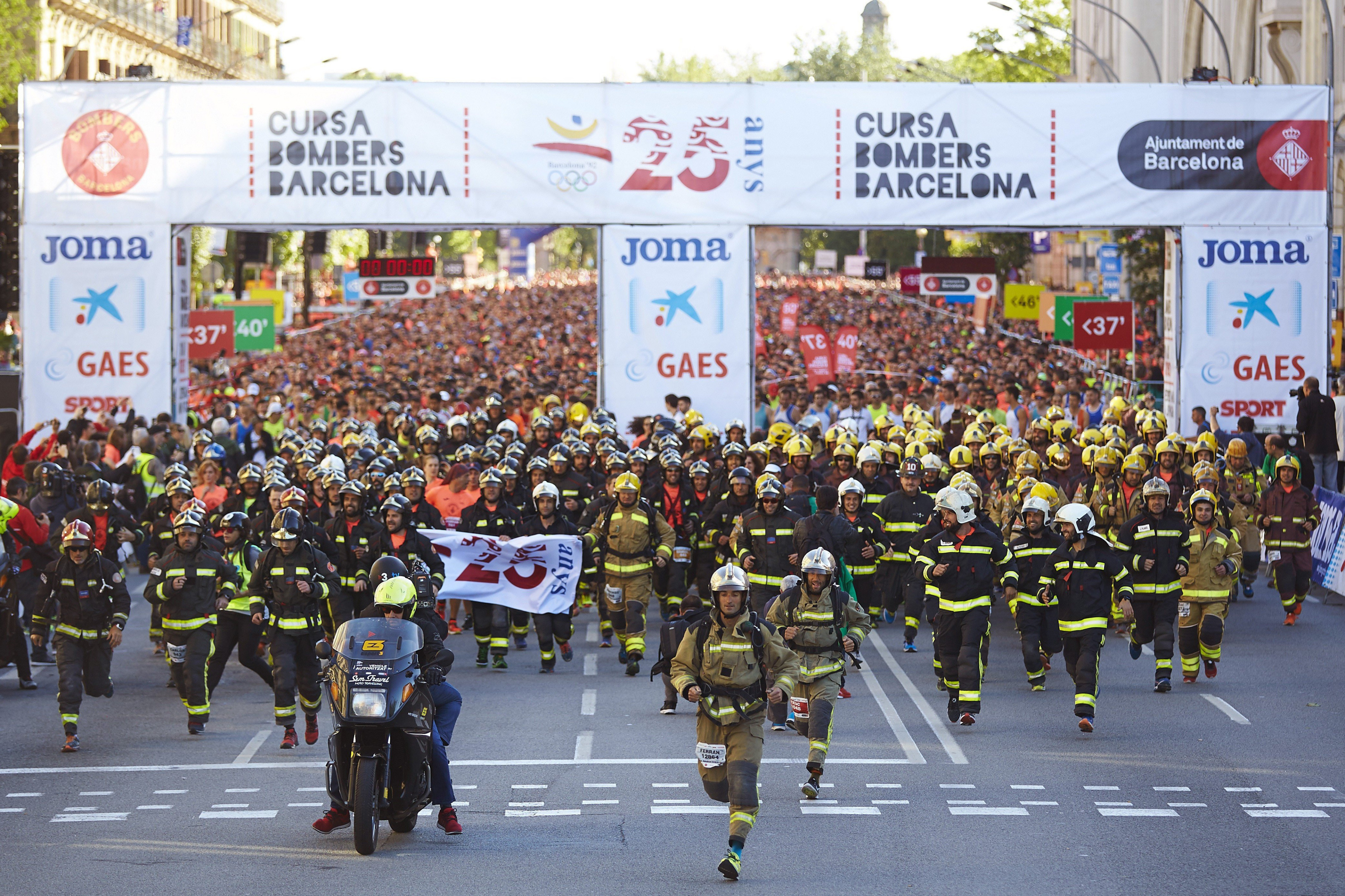 Salida de la 'cursa' de los Bombers, una de las carreras en las que ha bajado más la participación /EFE ALEJANDRO GARCÍA 