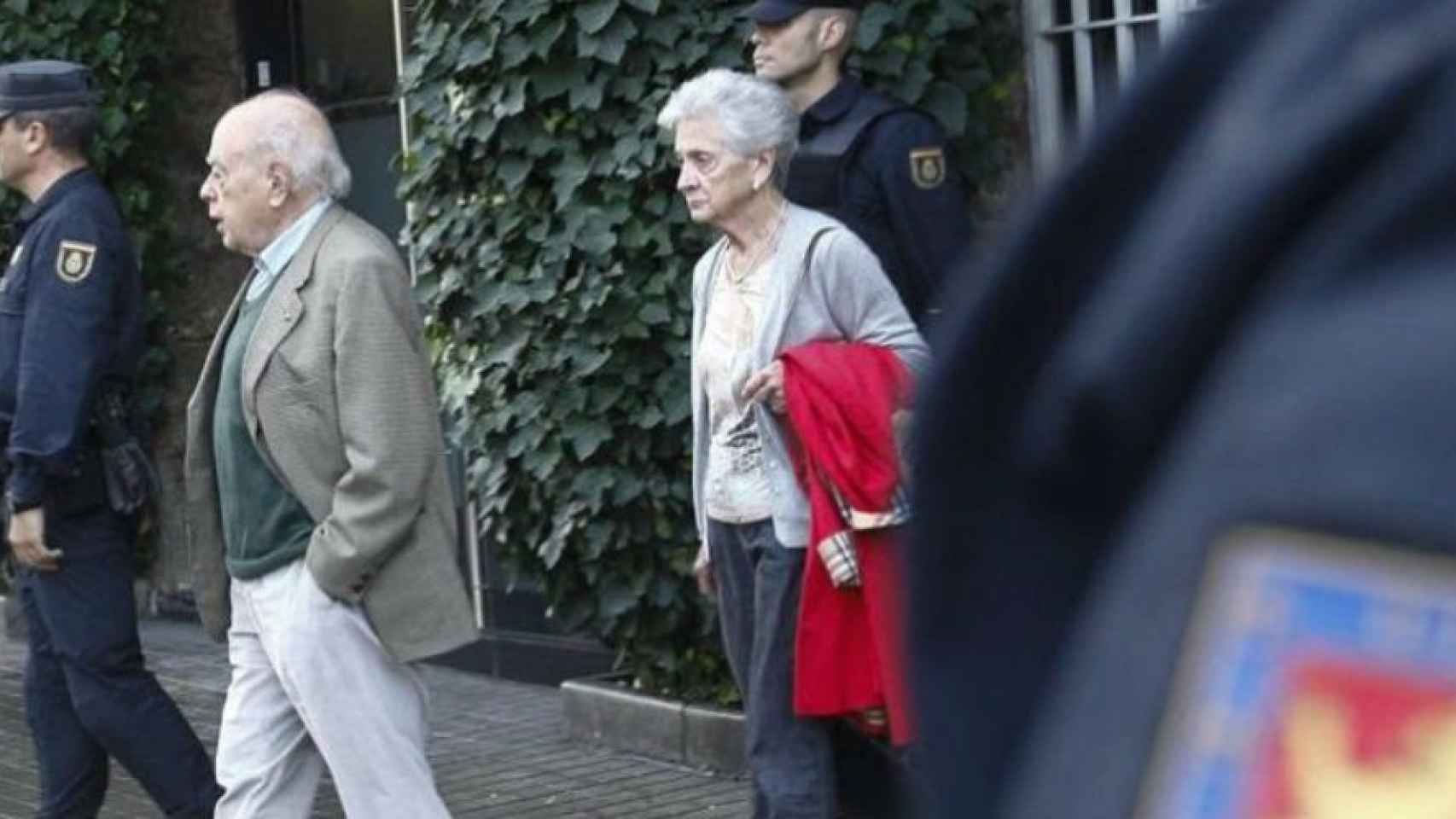 Jordi Pujol y su esposa, Marta Ferrusola, salen de su domicilio durante un registro de la UDEF / EFE-Quique García