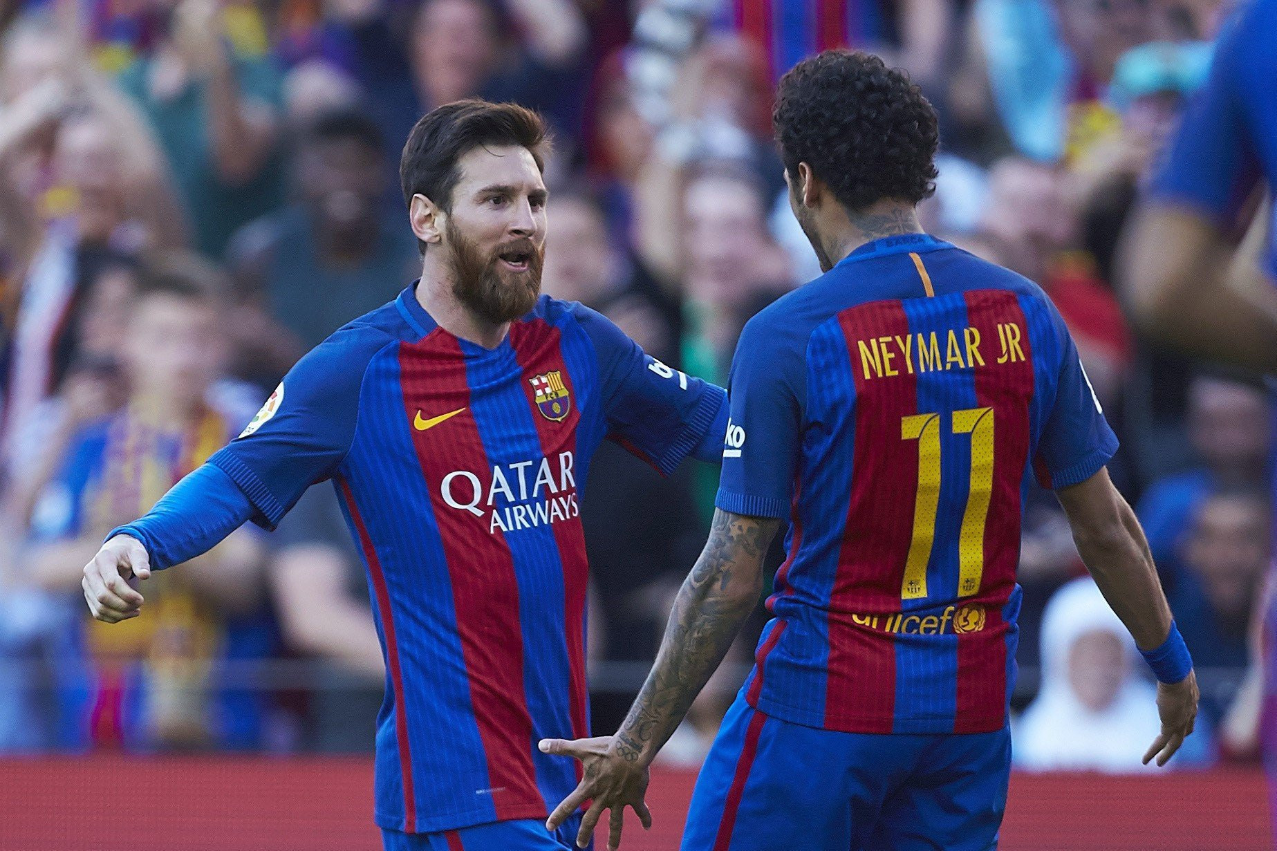 Neymar y Leo Messi celebran tras marcar uno de los goles ante el Villarreal / EFE