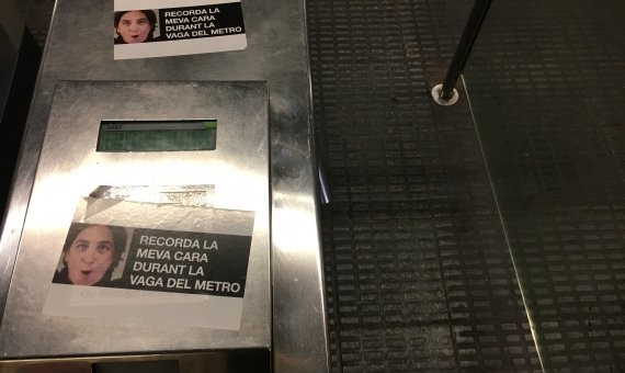 Pegatinas en el acceso a la estación de Urgell / MS