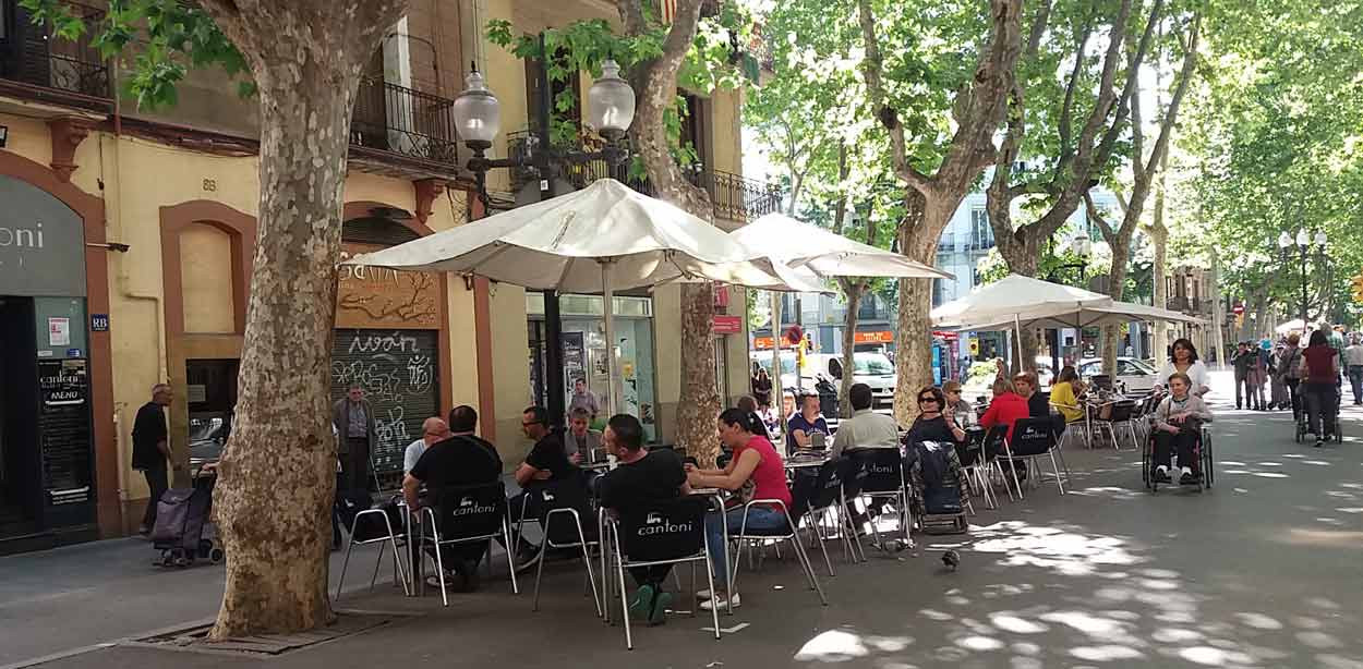 Una de las terrazas más populares de la Rambla del Poblenou /CARLOS RUFAS